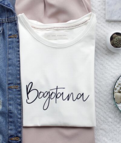 Camisetas Camiseta Bogotana cursiva letra negra